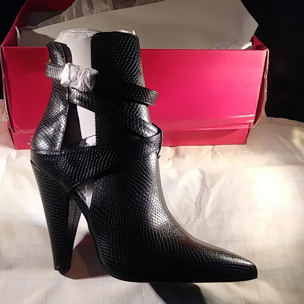 Shoedazzle booties black sz10